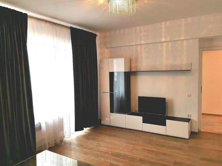 Apartament cu 2 camere decomandat, mobilat în Tractorul
