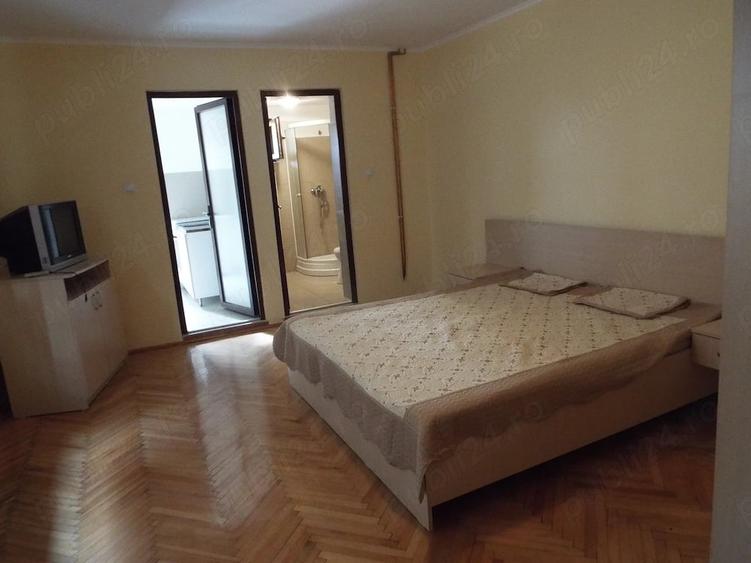 Casă cu 8 camere cu Teren 500 Mp în Iosia