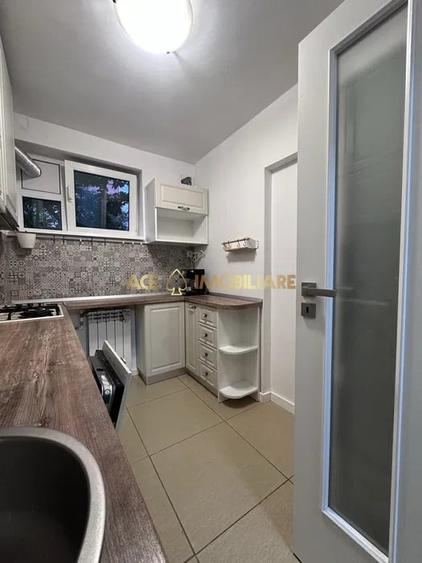 Apartament cu 3 camere semidecomandat, mobilat în Baba Novac