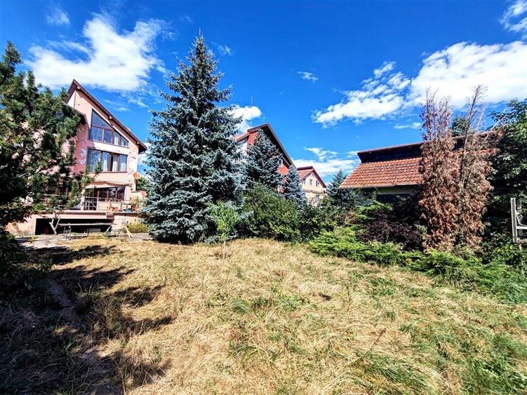Casă individuală cu 9 camere cu Teren 800 Mp în Hărman