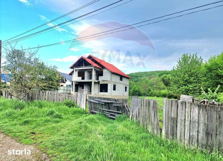 Casă cu 6 camere cu Teren 1476 Mp în Strugari