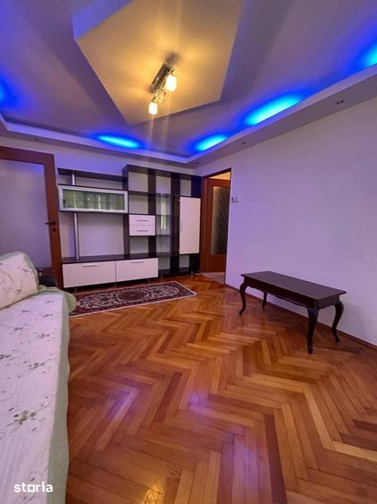 Apartament cu 3 camere semidecomandat în Traian