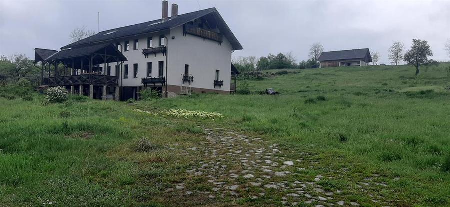 Casă individuală cu 12 camere cu Canalizare în Dobreni