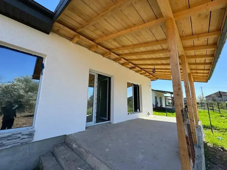 Casă cu 4 camere cu Teren 400 Mp în Crevedia