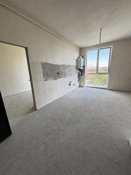 Apartament cu 3 camere semidecomandat în Mărăști