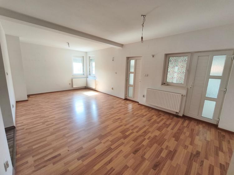 Duplex cu 7 camere cu Canalizare în Chișoda