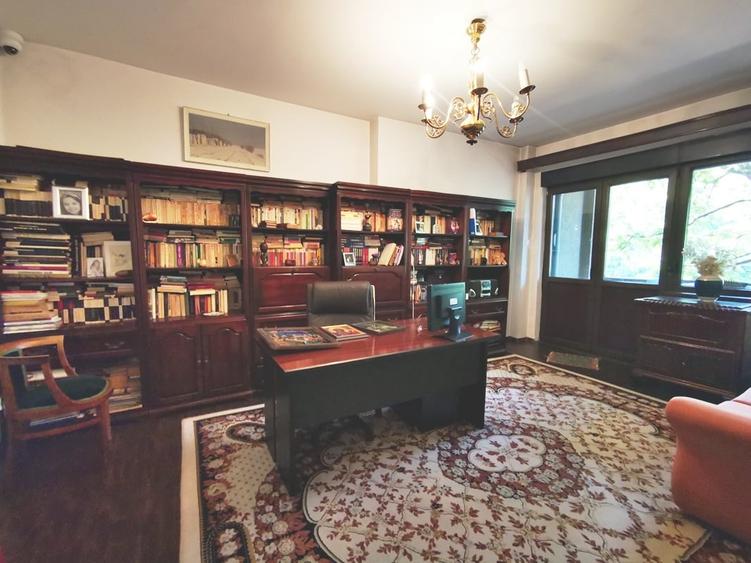 Apartament cu 4 camere semidecomandat în P-ța Rosetti