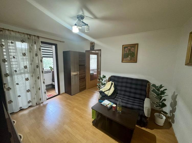 Apartament cu 3 camere semidecomandat în Podu Roș