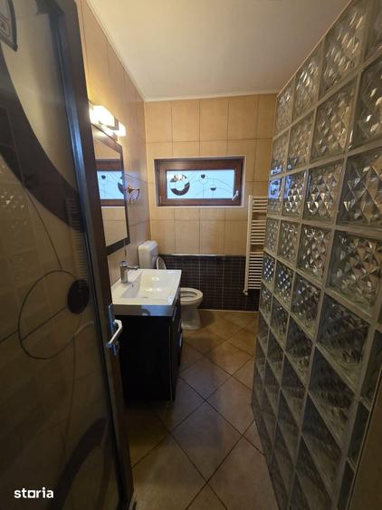 Casă cu 8 camere cu Teren 350 Mp în Dobroești