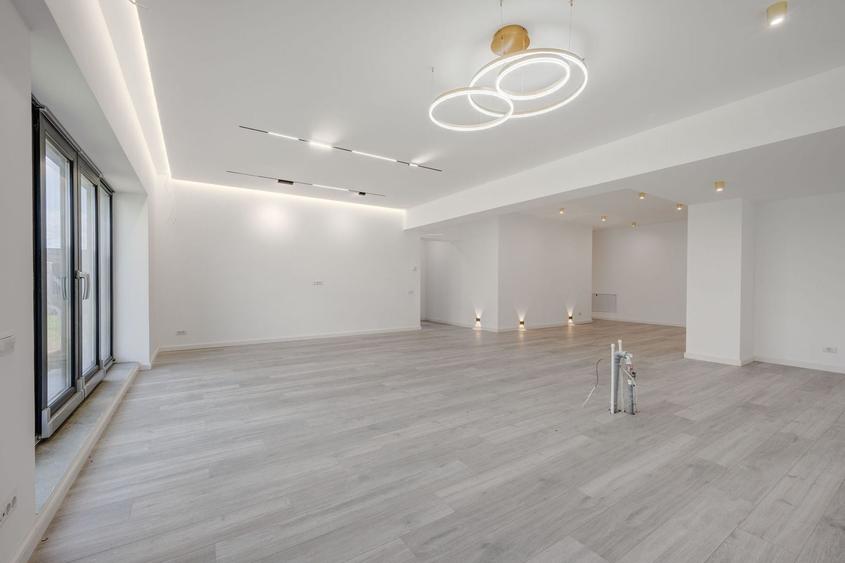 Apartament cu 6 camere decomandat în Nord