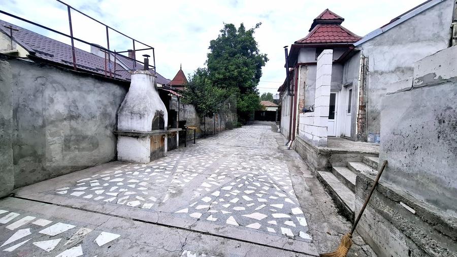 Casă individuală cu 5 camere cu Garaj în Dâmbul Rotund