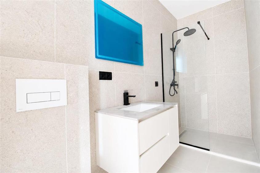 Apartament cu 3 camere semidecomandat în Florești