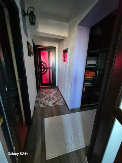 Apartament cu 4 camere semidecomandat, mobilat în Tătărași