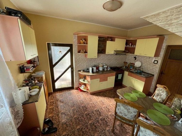 Casă individuală cu 9 camere cu Garaj în Florești
