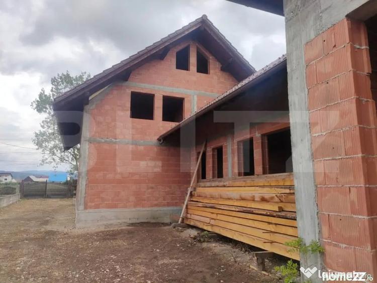 Casă cu 7 camere cu Teren 770 Mp în Marginea
