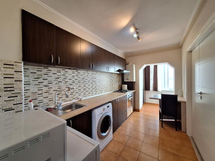 Apartament cu 3 camere decomandat, mobilat în Florești
