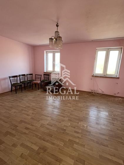 Casă individuală cu 8 camere cu Canalizare în Boș