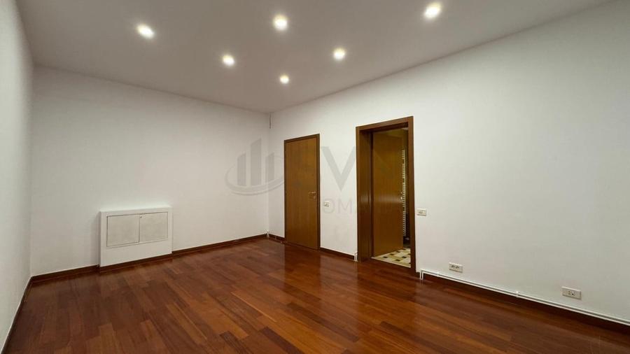 Apartament cu 5 camere decomandat în Primăverii
