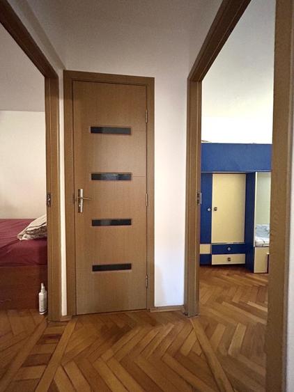 Apartament cu 3 camere semidecomandat, mobilat în P-ța Doina