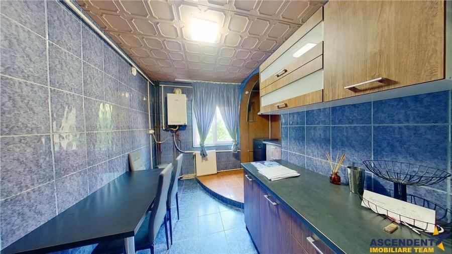 Apartament cu 3 camere decomandat în Noua