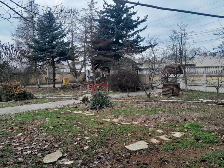 Casă cu 8 camere cu Teren 1450 Mp în Joița