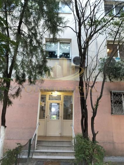 Apartament cu 3 camere semidecomandat în Moșilor