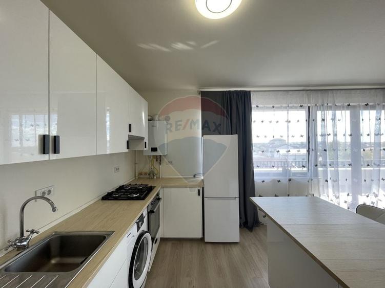 Apartament cu 3 camere semidecomandat, mobilat în Central