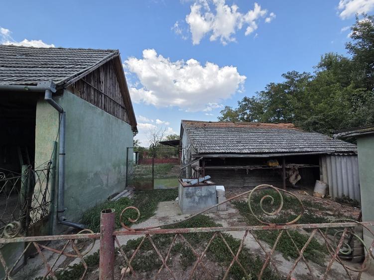 Casă cu 4 camere în Pădureni