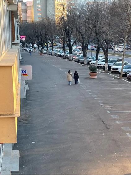 Apartament cu 4 camere decomandat în Berceni