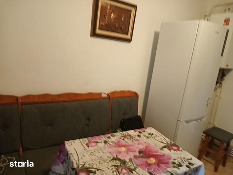 Apartament cu 3 camere în Podu Roș