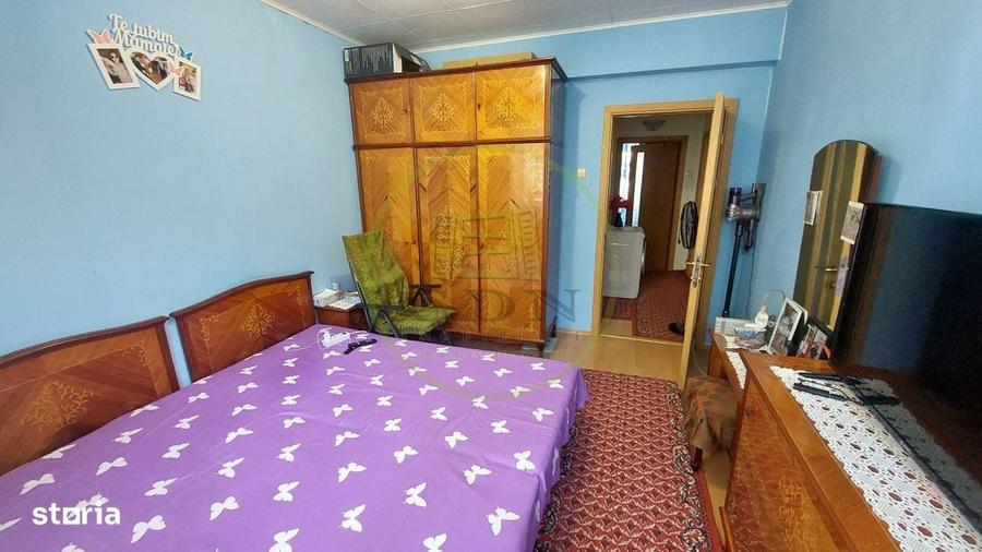 Apartament cu 3 camere semidecomandat în Rovine