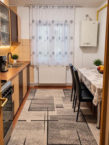 Apartament cu 3 camere semidecomandat în Central