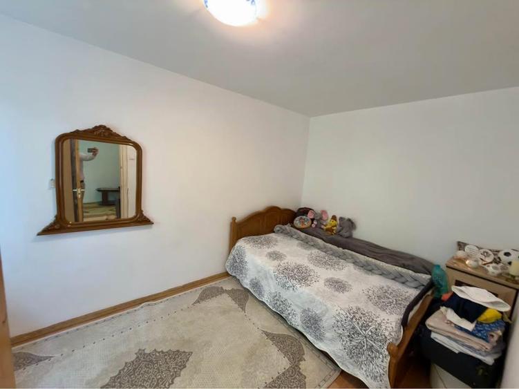 Apartament cu 3 camere semidecomandat în Alexandru cel Bun
