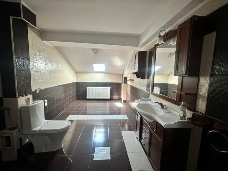 Duplex cu 7 camere cu Canalizare în Central