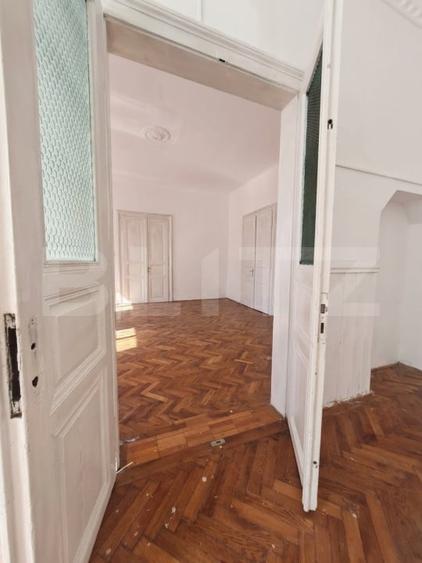 Apartament cu 3 camere semidecomandat în P-ța Maria
