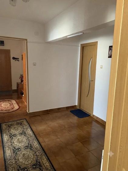 Apartament cu 3 camere decomandat în Exterior Vest