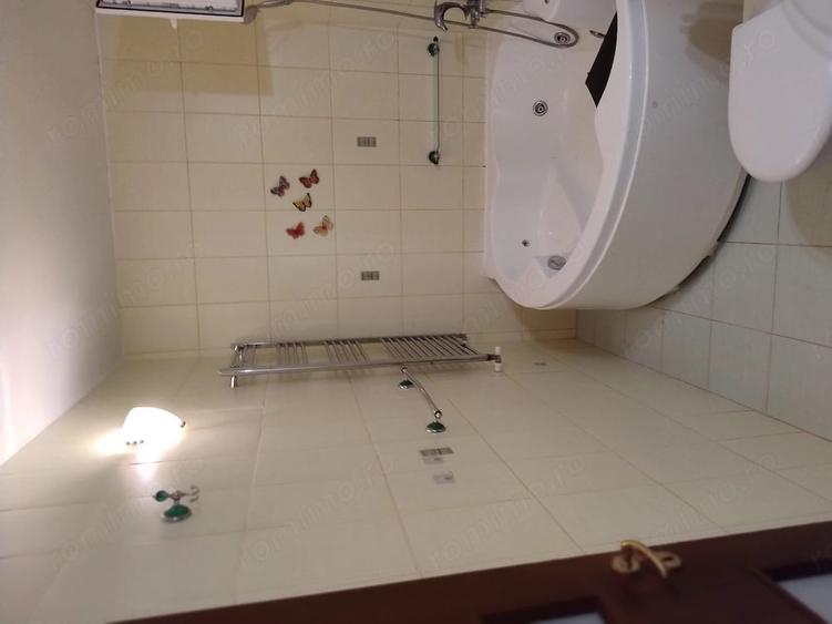 Apartament cu 4 camere decomandat în Mărăței