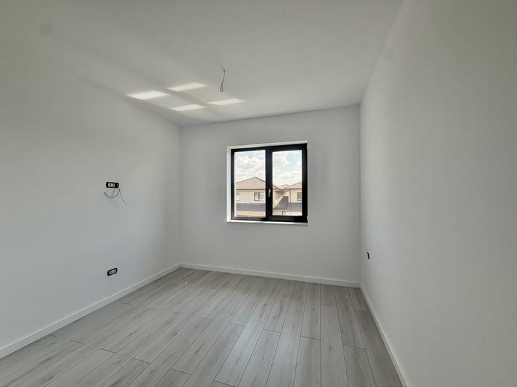 Duplex cu 4 camere cu Canalizare în Giroc