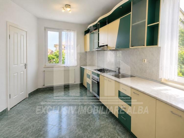 Casă individuală cu 5 camere cu Canalizare în Cetate