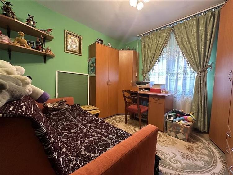 Apartament cu 3 camere decomandat, mobilat în Aradului