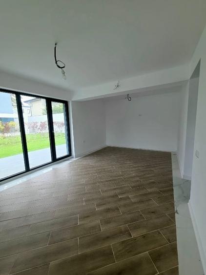 Duplex cu 5 camere cu Canalizare în Corbeanca