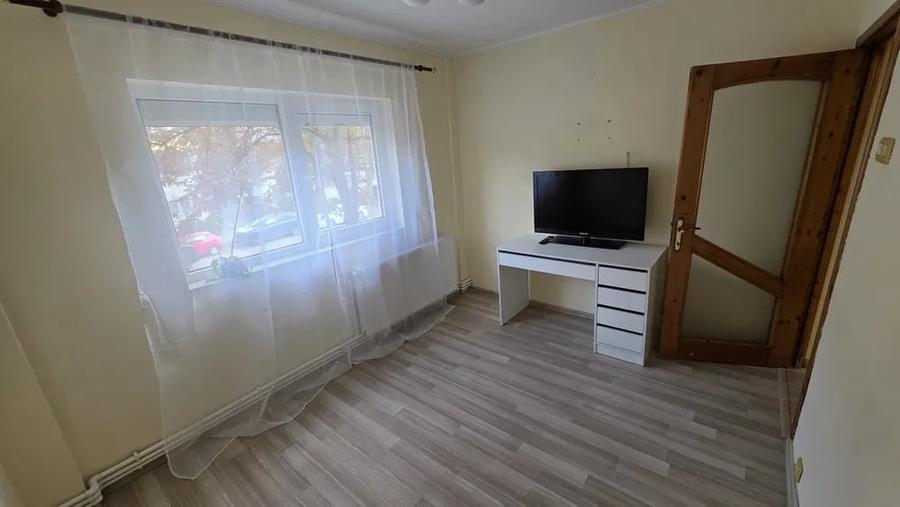 Apartament cu 4 camere decomandat în Casa de Cultură