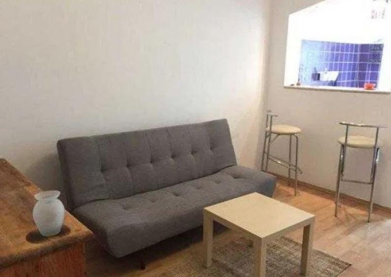 Garsonieră decomandată în Baba Novac