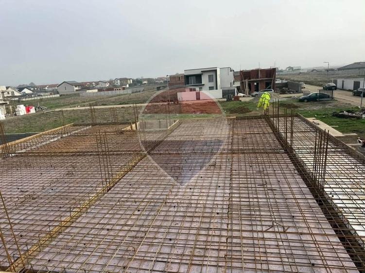 Casă individuală cu 5 camere cu Teren 500 Mp în Central