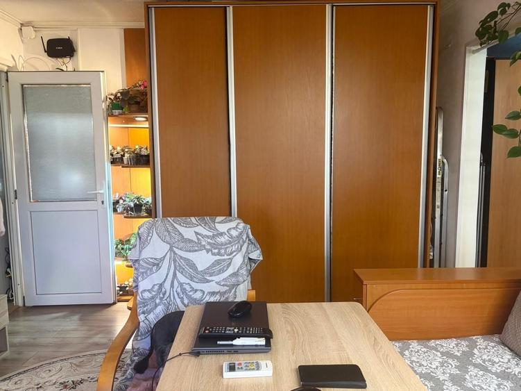 Apartament cu 3 camere semidecomandat, mobilat în Brâncoveanu
