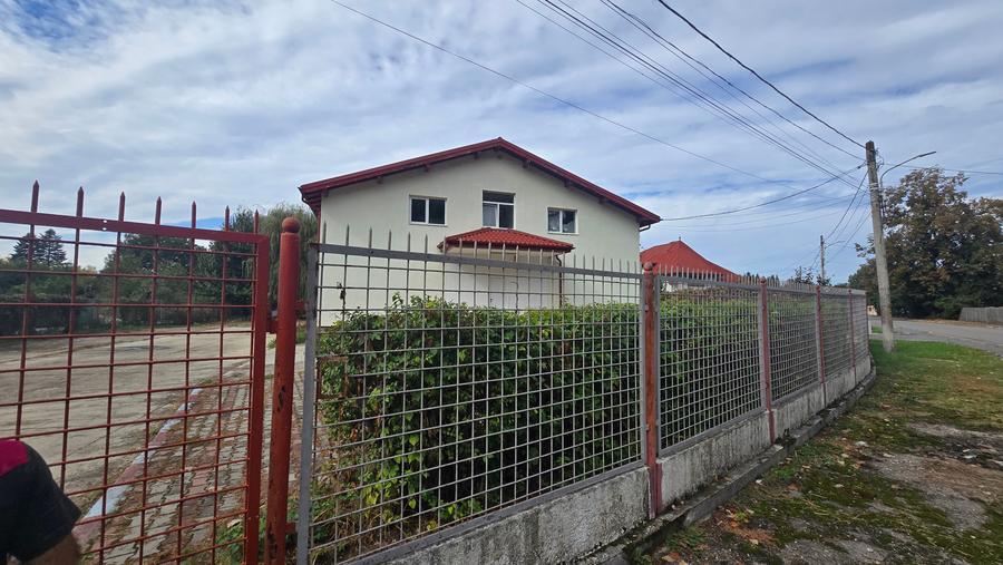 Casă individuală cu 10 camere cu Canalizare în Central