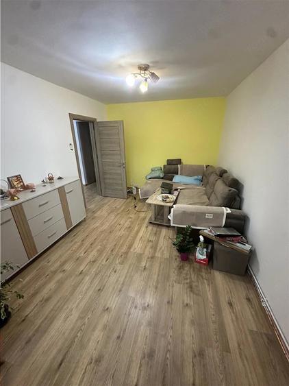 Apartament cu 3 camere decomandat în Lipovei