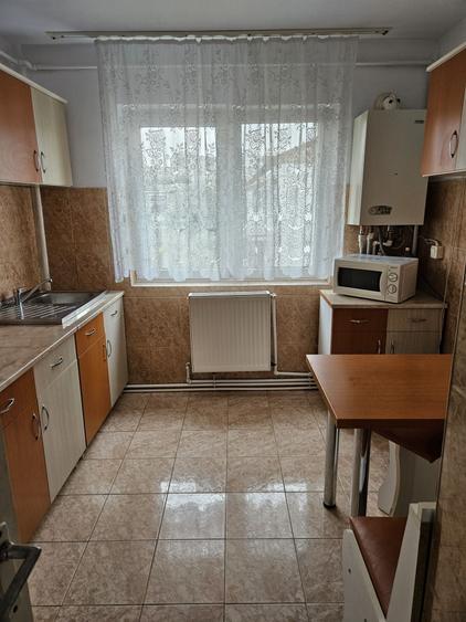 Apartament cu 3 camere decomandat în Micro 16