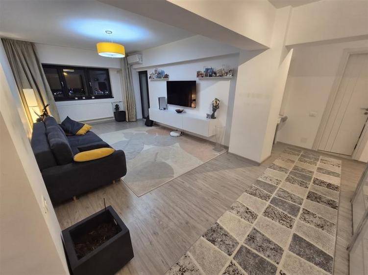 Apartament cu 3 camere decomandat, mobilat în Central