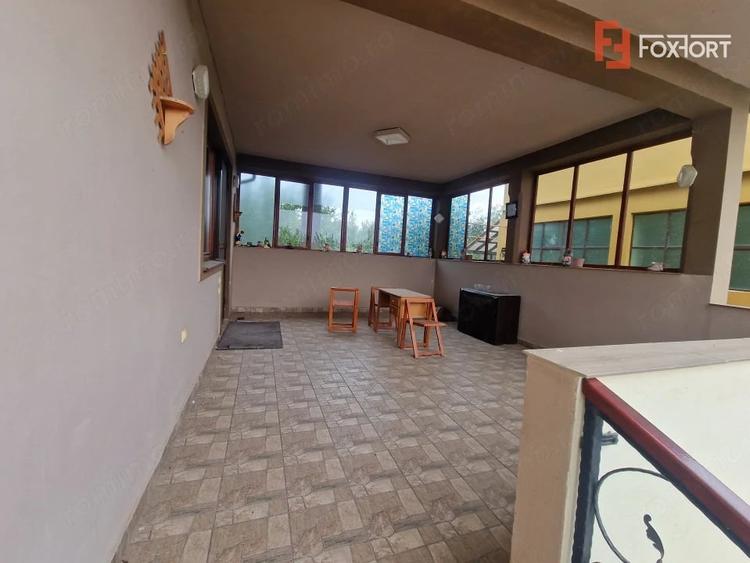 Casă cu 7 camere cu Teren 1500 Mp în Bazoș